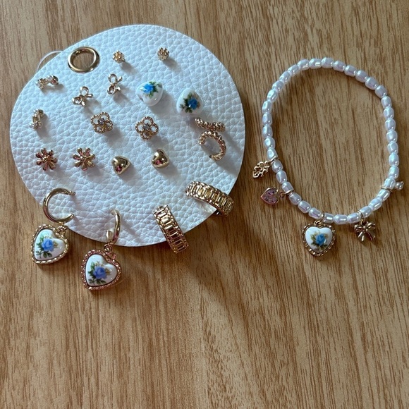 Jewelry - Gold and White Floral Jewelry Set